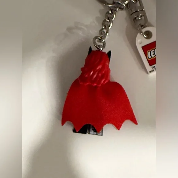 Lego DC Batwoman Minifig keychain / keyring (retired, bought in ‘21 or ‘22) - Picture 3 of 6
